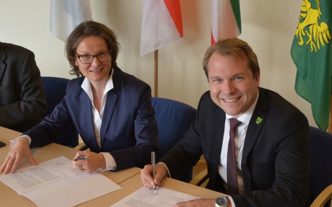 Ministerin Ina Scharrenbach und Bürgermeister Dr. Martin Mertens un-terzeichnen Zielvereinbarung für Zukunftsprojekt in Rommerskirchen