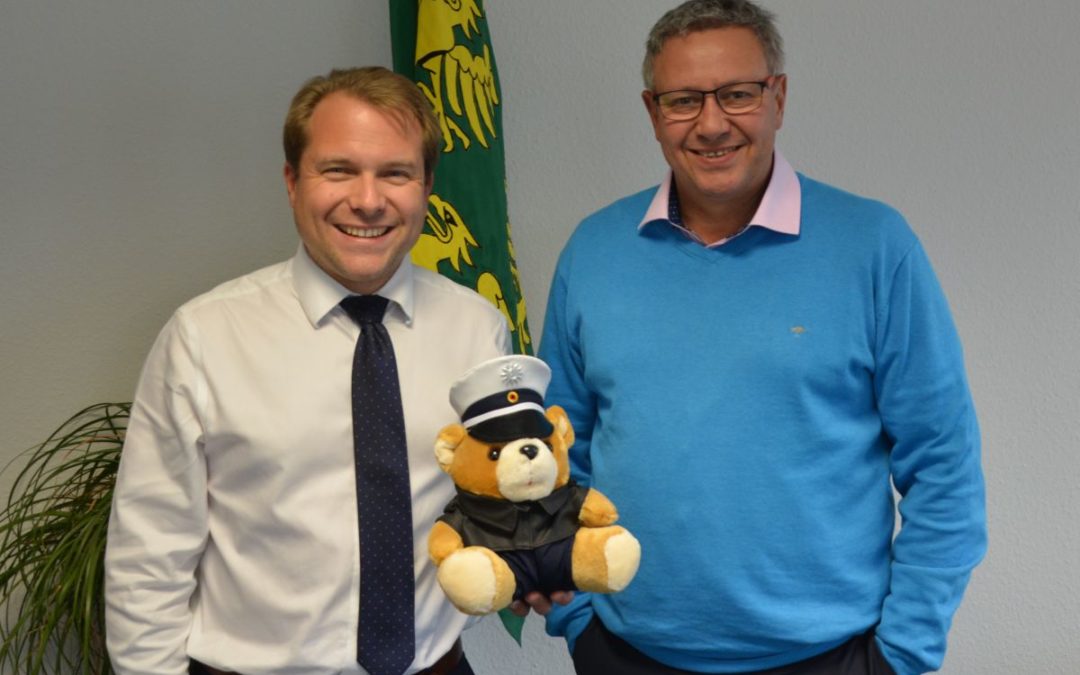 Bürgermeister Dr. Martin Mertens tauscht sich mit dem Vorsitzenden der Gewerkschaft der Polizei NRW, Michael Mertens, aus