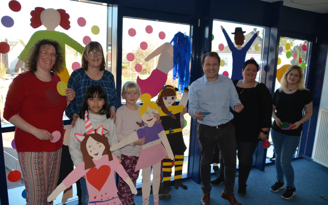 Kinder der Offenen Ganztagsschule schmücken das Rommerskirchener Rathaus passend zu Karneval