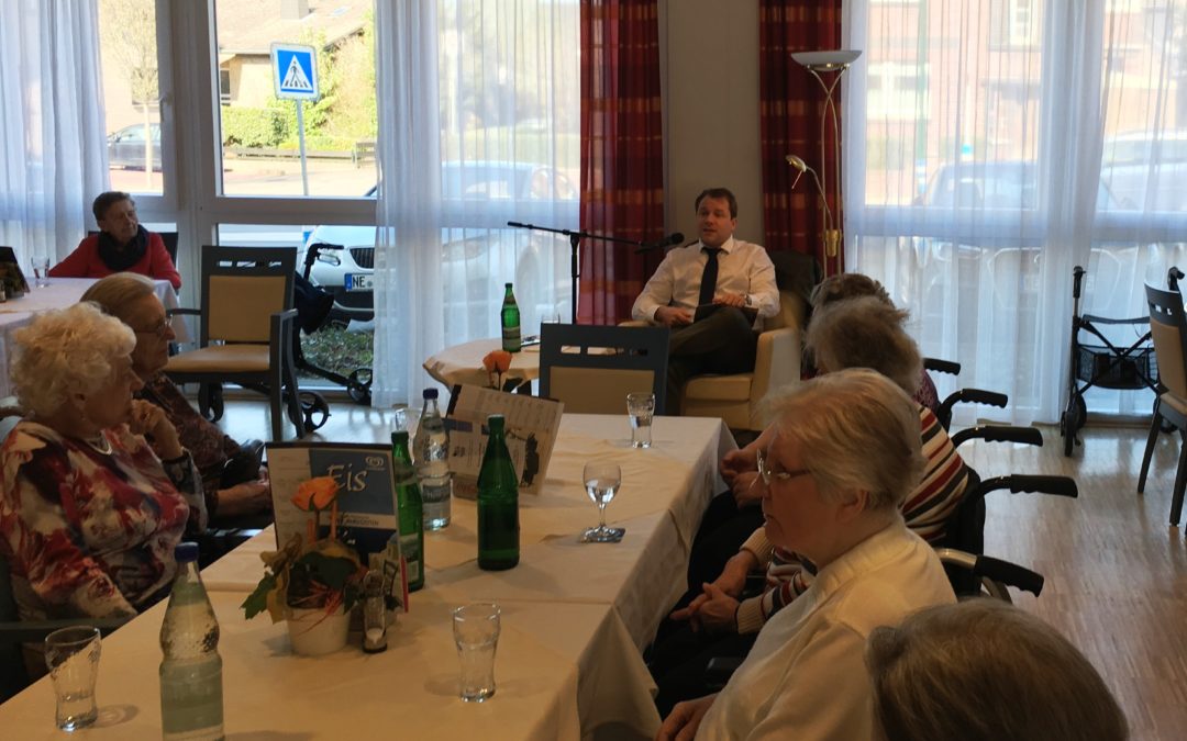 Bürgermeister Dr. Martin Mertens zum Vorlesen bei Senioren