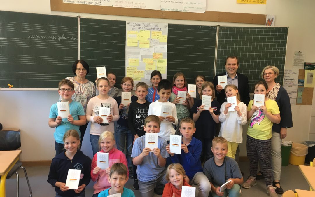 Bürgermeister übergibt Grundgesetz an Schüler der Kastanienschule