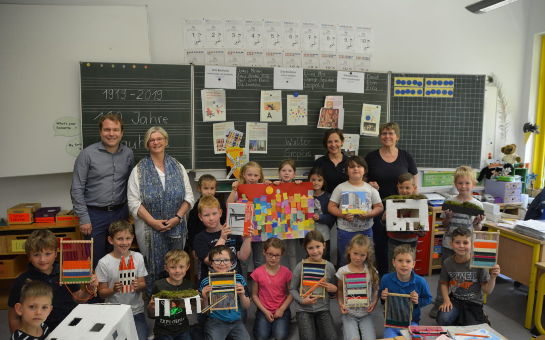 Bürgermeister besucht kleine Künstler in der Kastanienschule