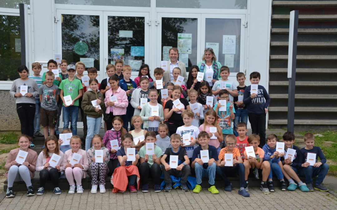 Schülerinnen und Schüler der Gillbachschule diskutieren über das Grundgesetz