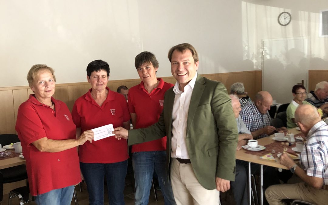 Bürgermeister Dr. Mertens überreicht Scheck an die Frauengemeinschaft Evinghoven