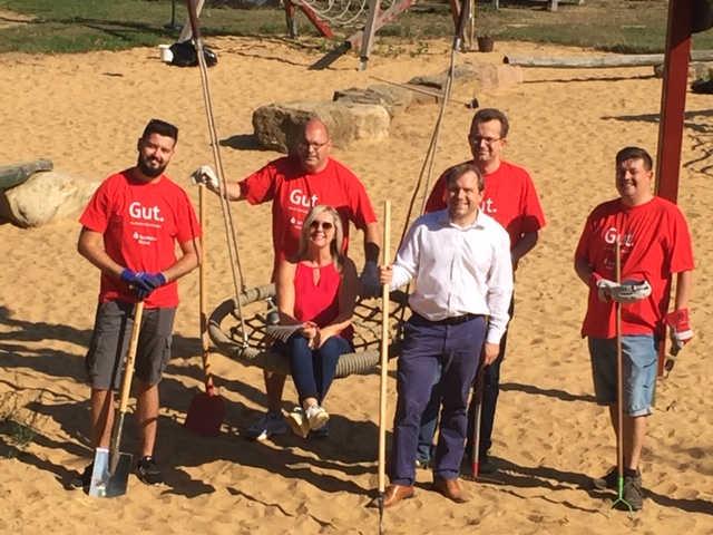 Mitarbeiter der Sparkasse Neuss bringen Spielplatz in Frixheim auf Vordermann