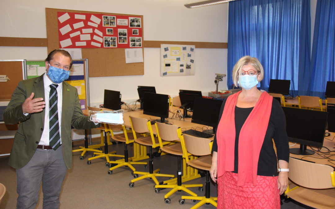 Grundschulen erhalten Masken als Erstausstattung