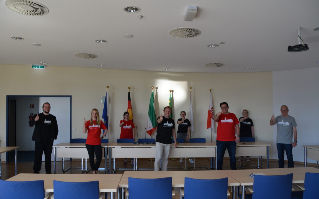 T-Shirt-Aktion: Bürgermeister Dr. Martin Mertens und sein Team gehen gemeinsam mit der SG Rommerskirchen/ Gilbach