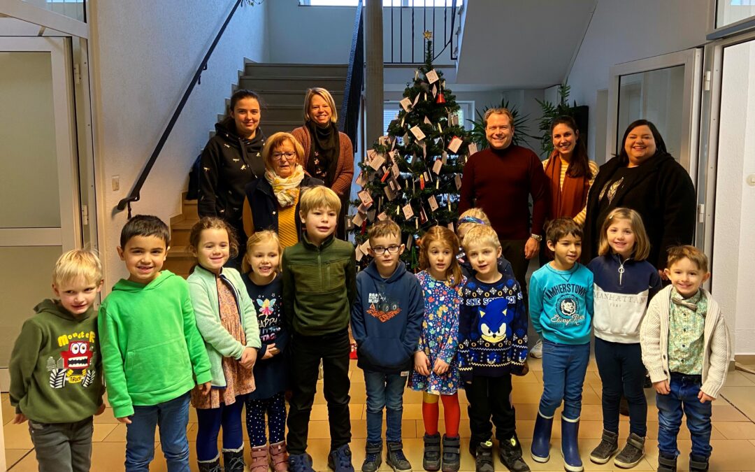 Bürgermeister und Kinder der Kita Sonnenhaus schmückten wieder den Weihnachtswunschbaum der Tafel