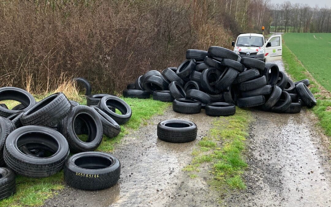 Wilder Müll mitten auf Feldweg entsorgt