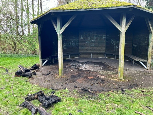 Vandalismus an Schutzhütte in Evinghoven