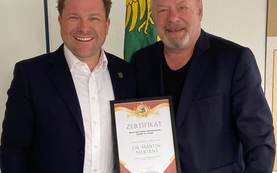 Detlef Türnau zeichnet Bürgermeister Dr. Martin Mertens anlässlich des 40-jährigen Bestehen des Muaythai Bundes Deutschland aus