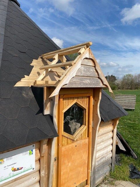 Vordach von Holzhütte der „Gillbach-Wichtel“ abmontiert