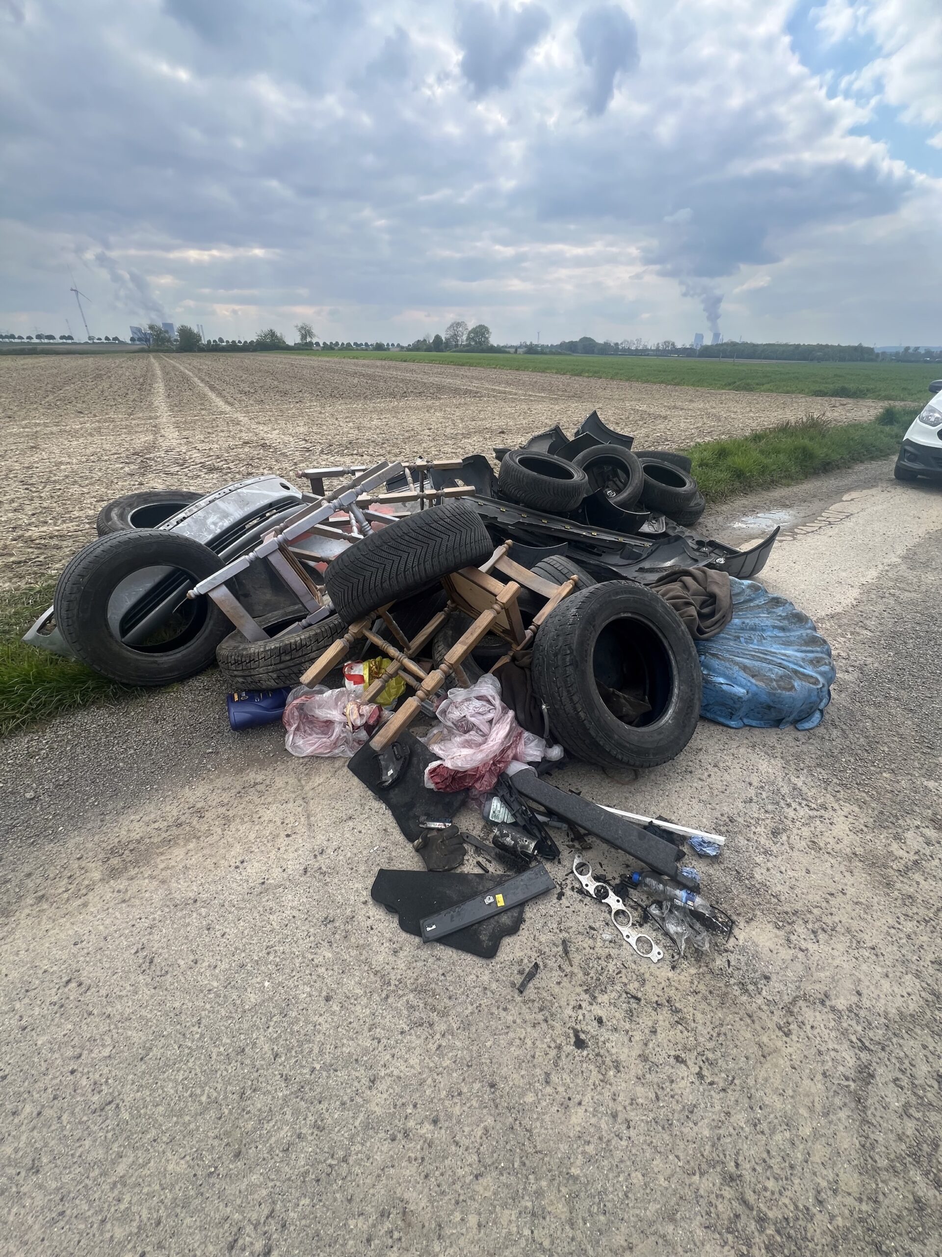 Erneut zahlreiche Reifen an Butzheimer Wirtschaftsweg gefunden