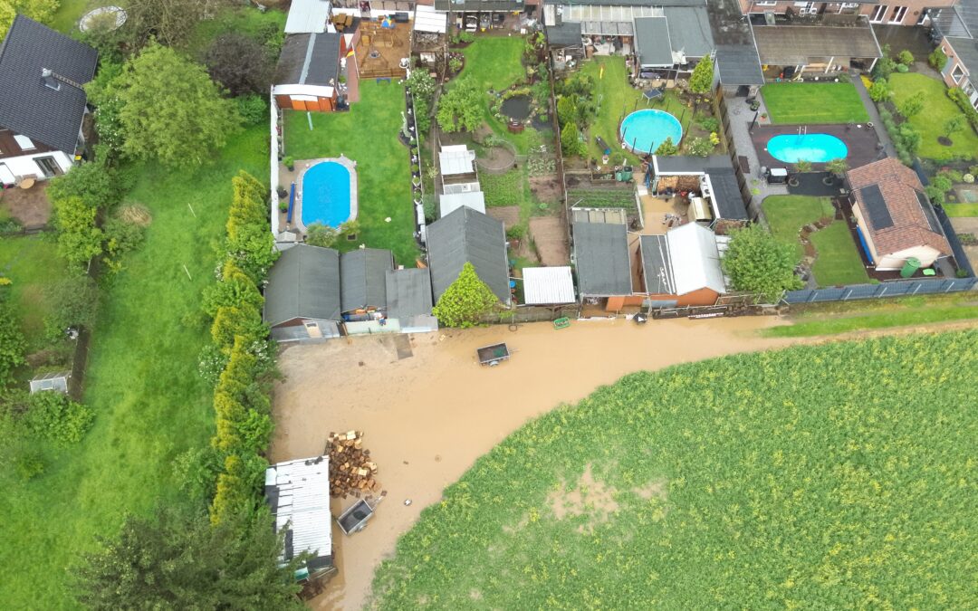 Feuerwehr kämpft mit Sandsäcken gegen Regenfluten