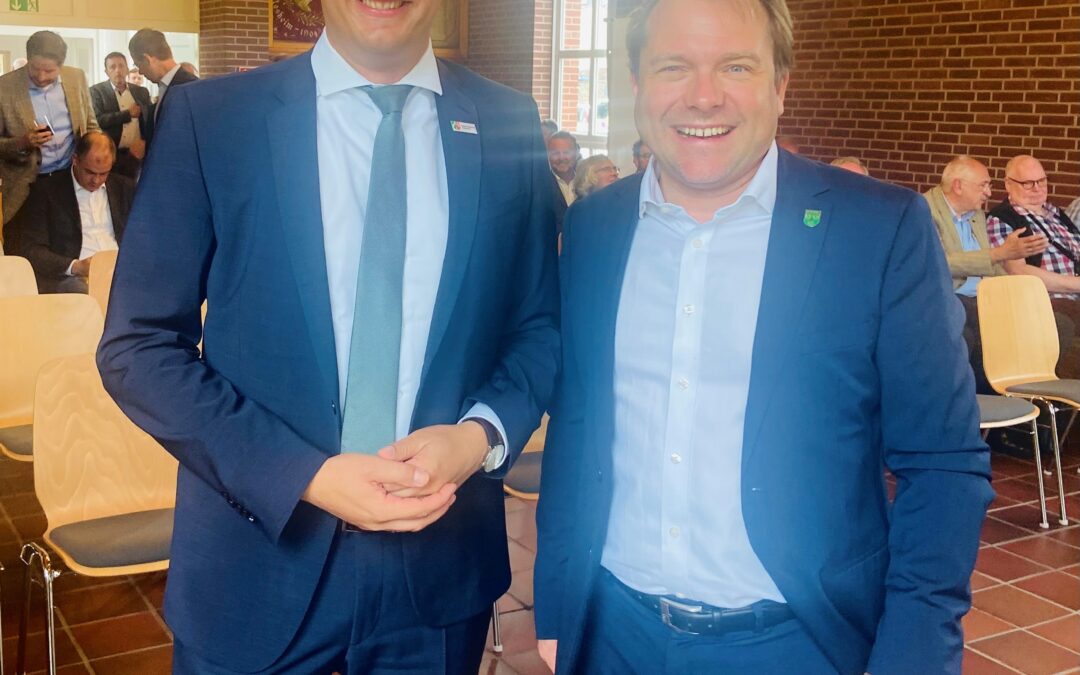 Martin Mertens heißt Regierungspräsident Thomas Schürmann in Butzheimer Begegnungsstätte Alte Schule willkommen