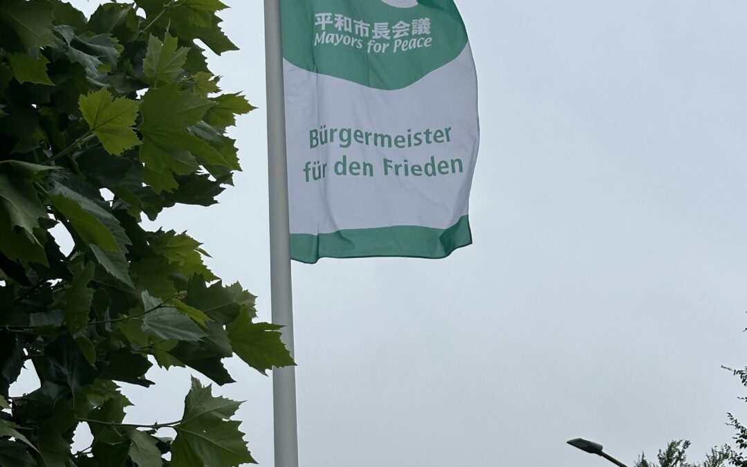 Mayor for peace-Fahne weht vor dem Rathaus