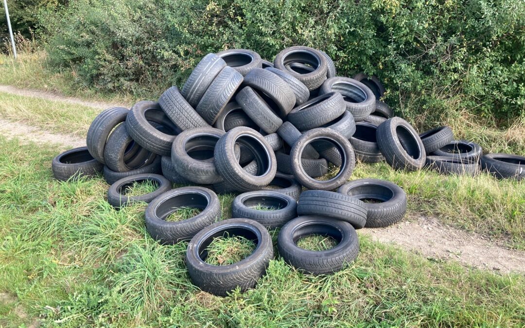Erneut zahlreiche Altreifen illegal an Wirtschaftswegen entsorgt