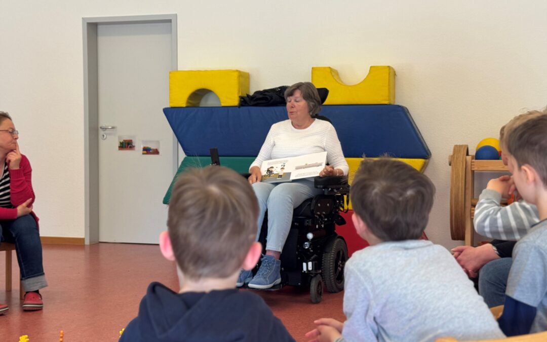 Anneliese Hackenbroich stellt in der Kita Pusteblume ihr erstes Kinderbuch vor