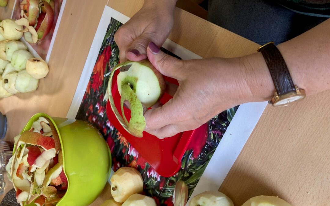 Apfelmus-Aktion mit Senior:innen stärkt Gemeinschaft und Umweltbewusstsein