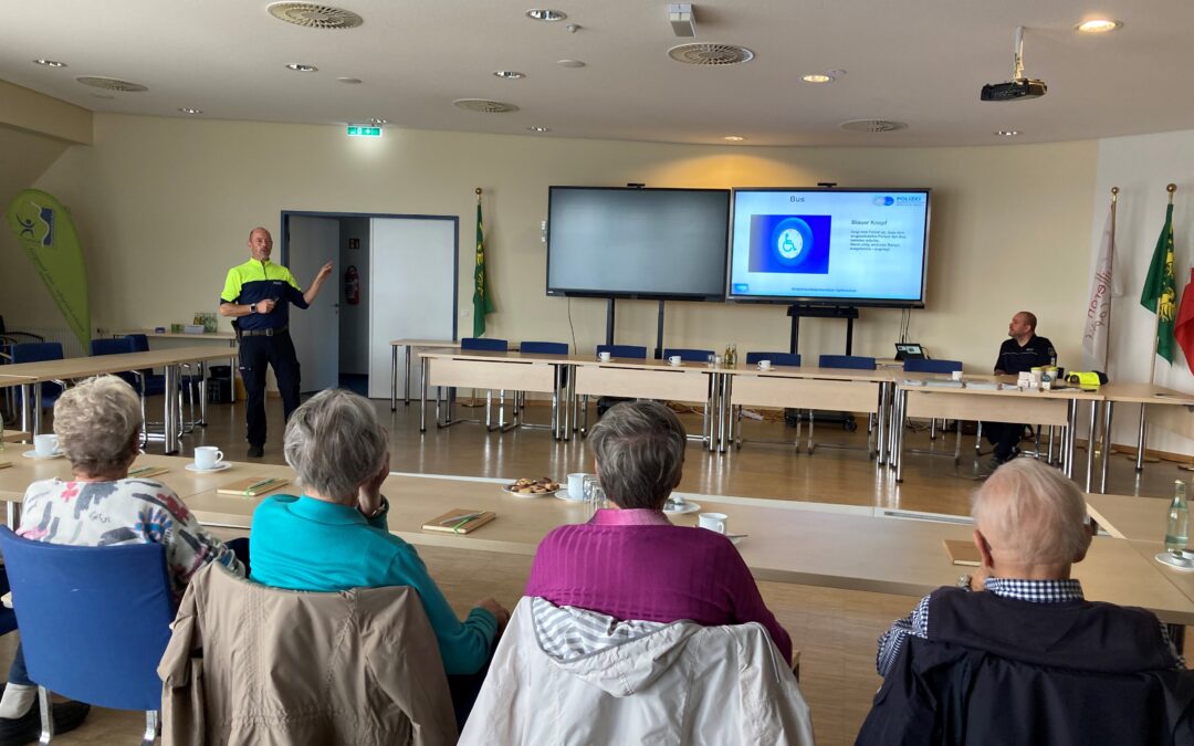 Erstmals Rollator-Training in Theorie und Praxis am und im Rathaus