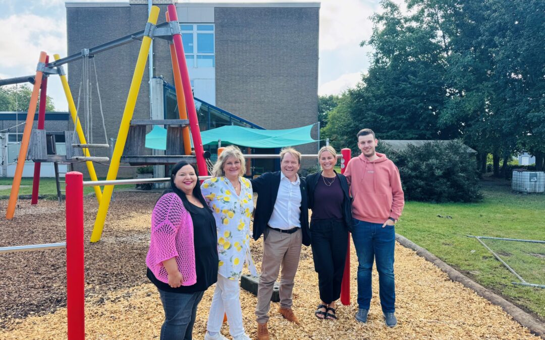 Zum 50. Geburtstag der Gillbachschule: Bürgermeister übergibt neues Klettergerüst