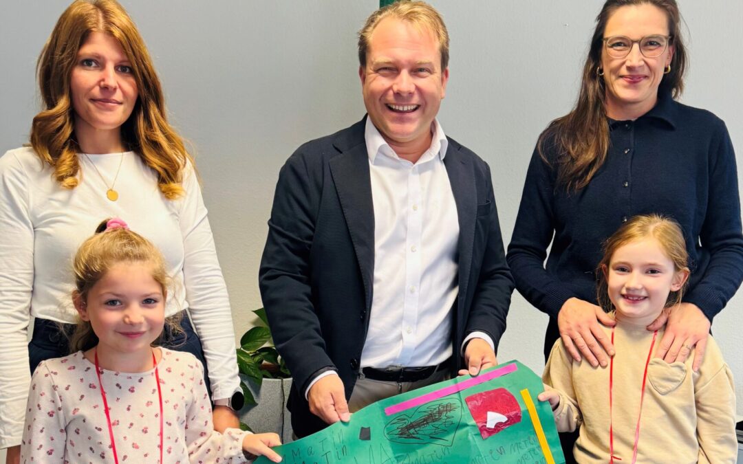 Grundschülerinnen schenken Bürgermeister ein etwas anderes „Wahlplakat“