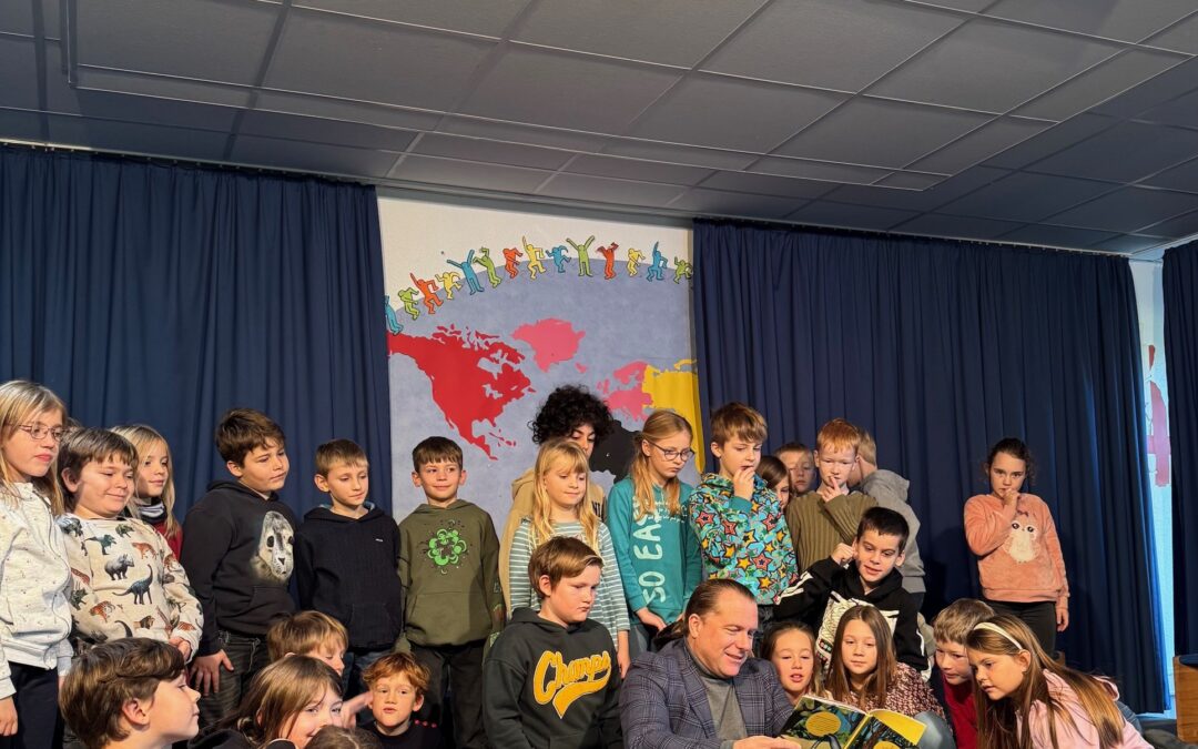 Bundesweiter Vorlesetag: Bürgermeister Dr. Martin Mertens liest in der Grundschule Frixheim