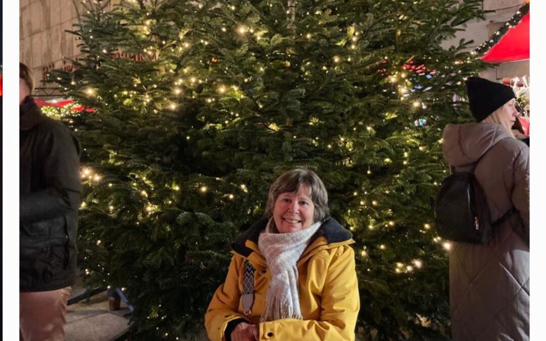 Anneliese Hackenbroich wirbt beim Weihnachtsmarkt für Spenden zugunsten der ALS-Forschung