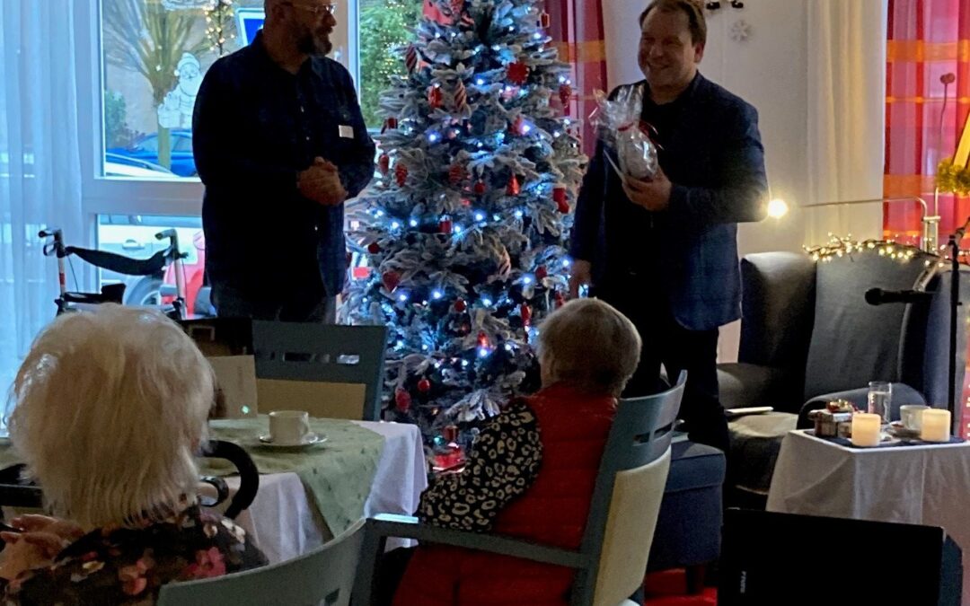 Bürgermeister liest Weihnachtsgedichte im Carpe Diem