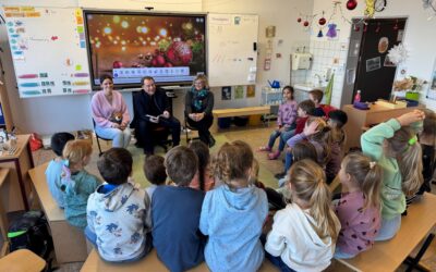 Bürgermeister Dr. Martin Mertens liest in zwei Klassen der Gillbachschule – Adventliche Vorleseaktion stärkt Gemeinschaft und Mitbestimmung