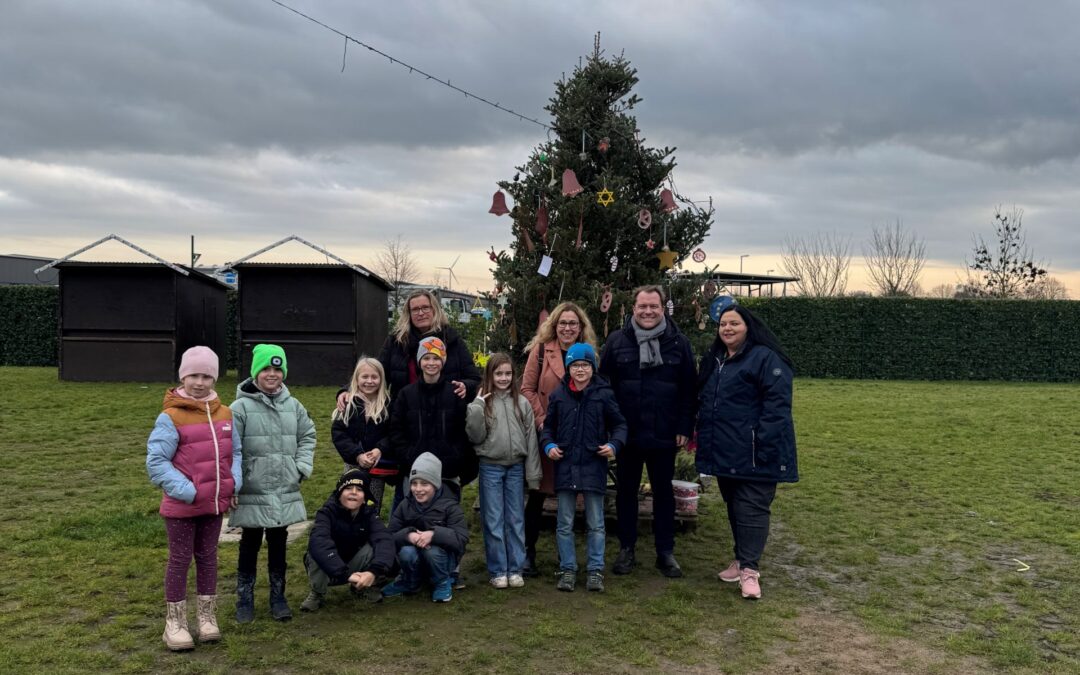 Weihnachtsbaum auf dem Dorf – und Festplatz festlich geschmückt