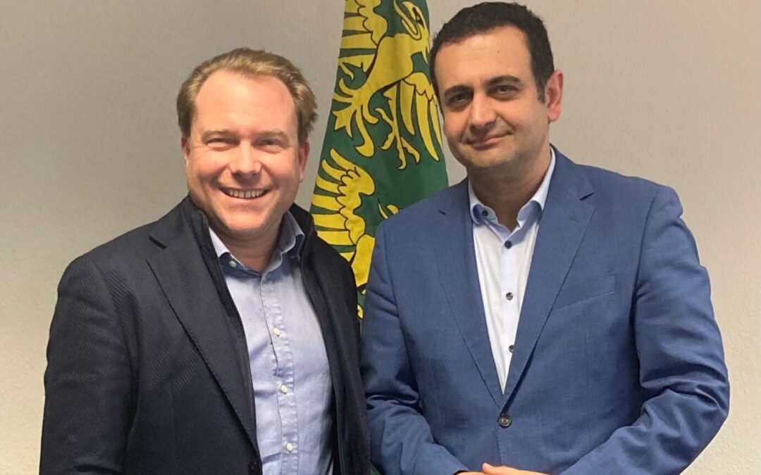 Bürgermeister Dr. Martin Mertens und Kreiskämmerer Bijan Djir-Sarai diskutieren über den Kreishaushalt