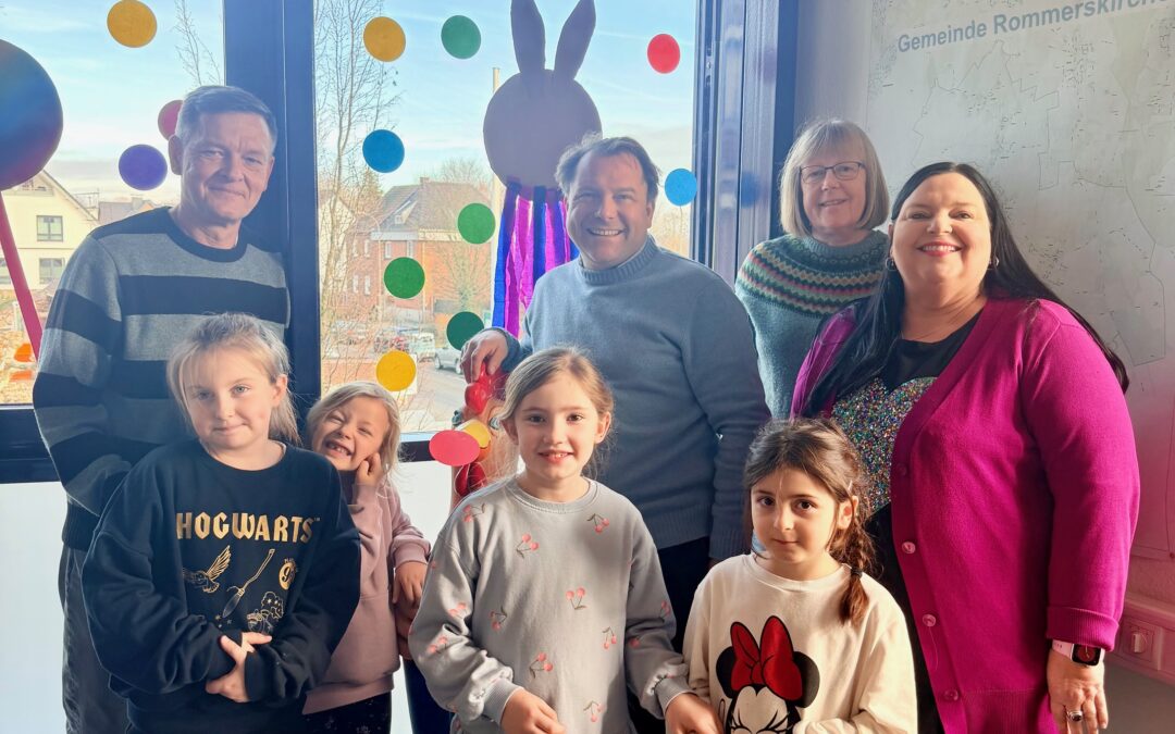 Kinder aus der OGS Frixheim schmücken Rathaus für Karneval