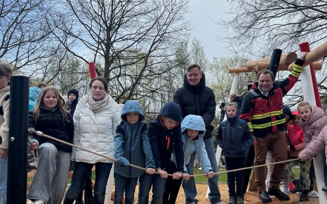 Neues Spielplatzgelände an der GGS Frixheim feierlich eröffnet