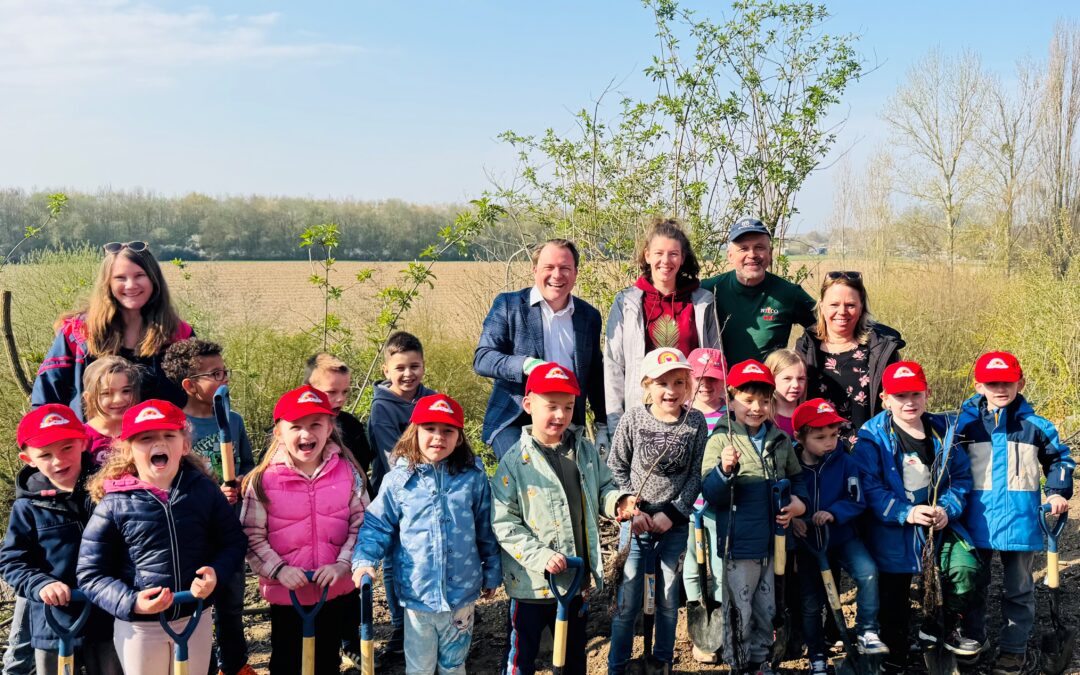 Erfolgreiche Mitmachaktion: Kinder pflanzen Bäume in Hoeningen