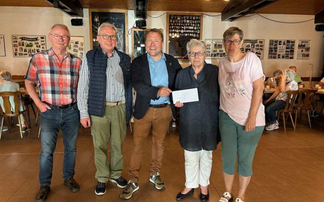 Martin Mertens überreicht 400- Euro-Scheck an Seniorencafé Frixheim