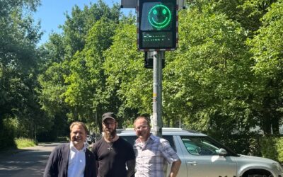 Vier Smiley-Ampeln mahnen freundlich zur Temporeduzierung