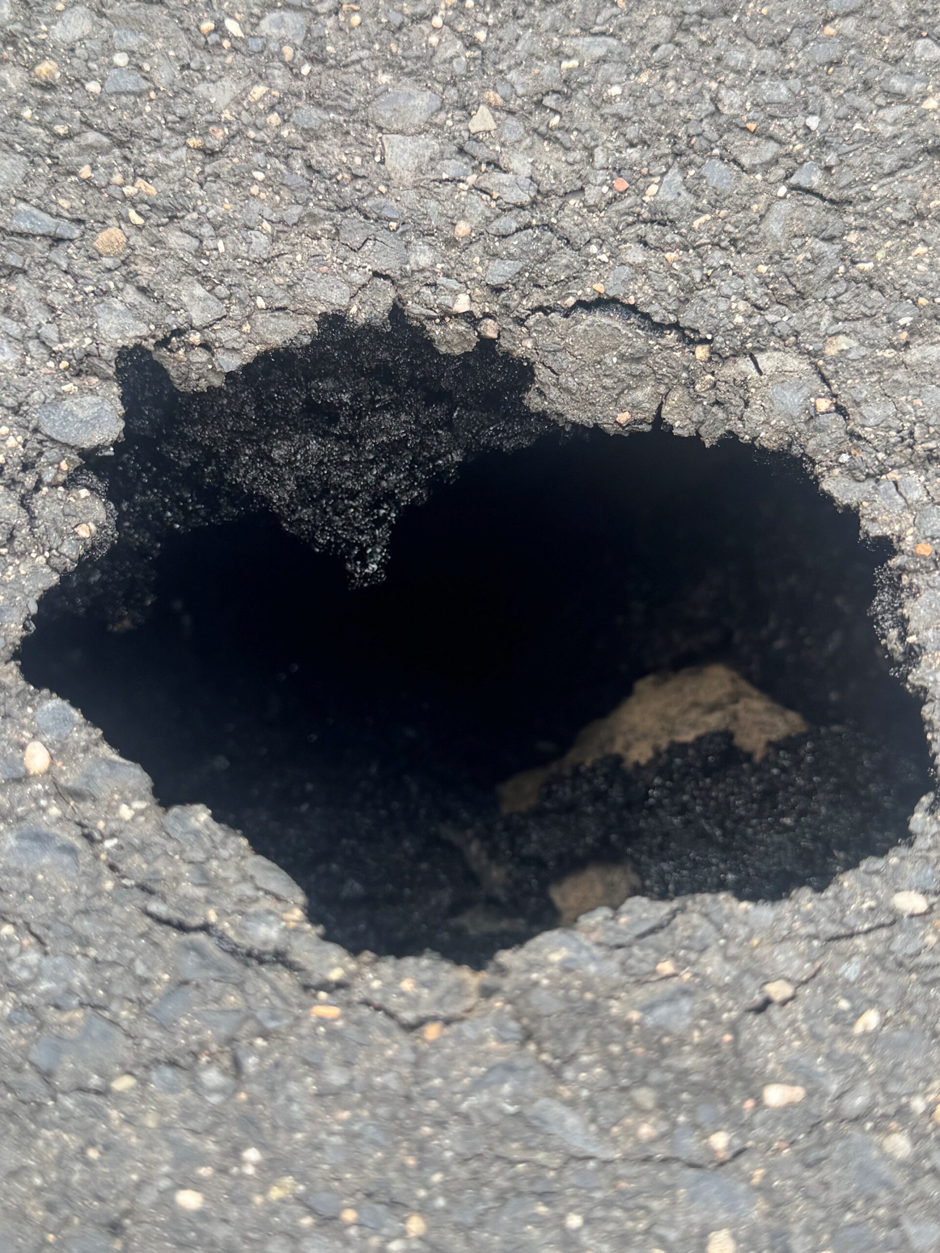 Sommerloch-im-Asphalt-1-scaled.jpg