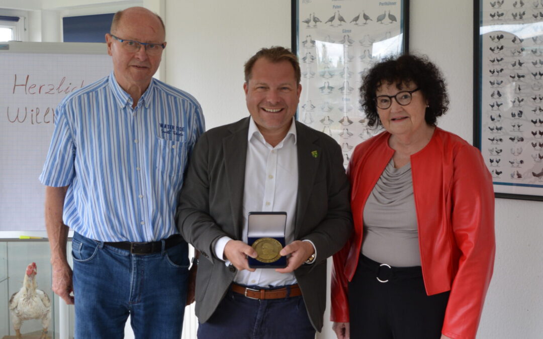 Bürgermeister Dr. Martin Mertens besucht Wissenschaftlichen Geflügelhof in Sinsteden und erhält höchste Auszeichnung des BDRG