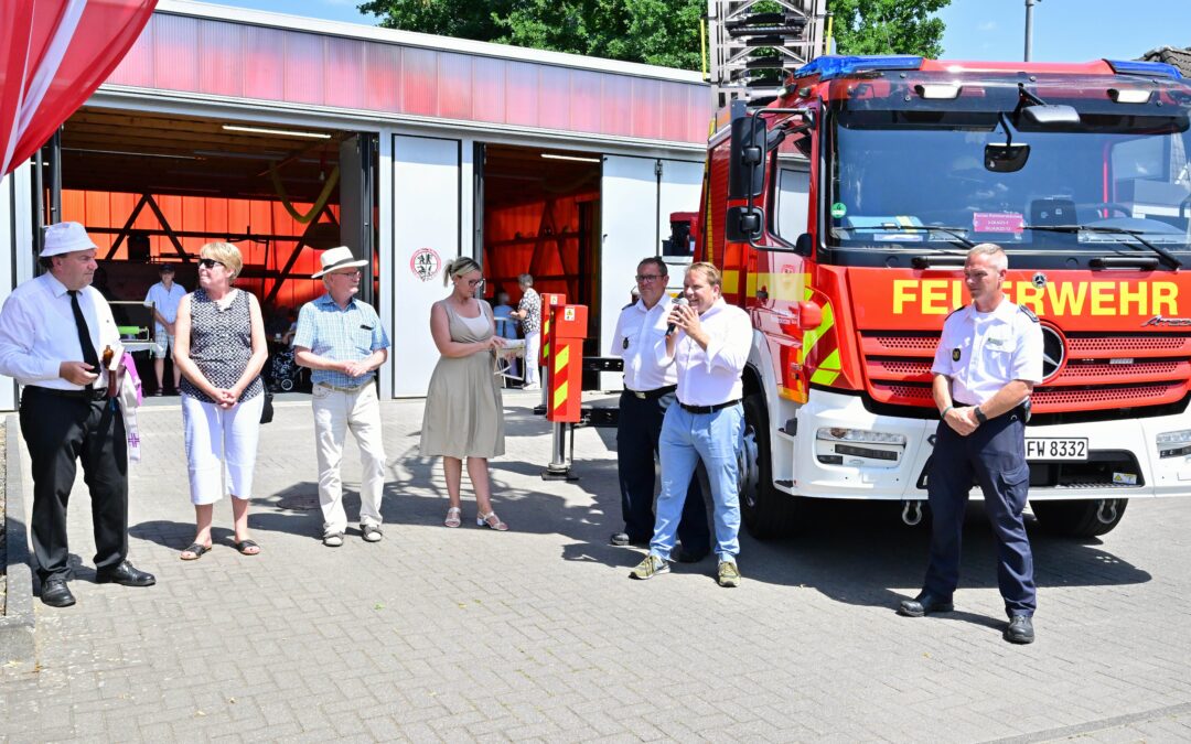 Drehleiter und Gerätehaus-Anbau beim Feuerwehrfest Evinghoven eingeweiht
