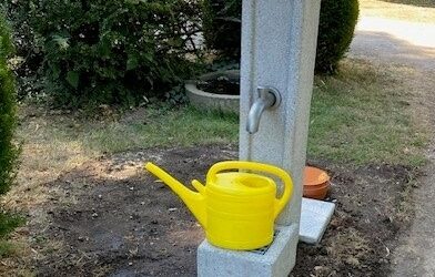 Wasser für Oekovens Gräber: Die Stele steht
