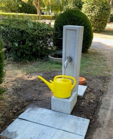Stele-steht-Friedhof-Oekoven.jpg