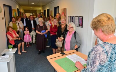 „Grenzen des Weiblichen“ – Charlotte Horn zeigt im Rathaus Rommerskirchen Geschichte und Bilder der Frau