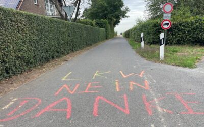 Lkw zwängen sich durch Villau: Gemeinde hat schnell reagiert