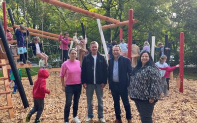 Frixheimer Schul-Spielplatz wächst: Die Kids eroberten das erweiterte Spielgerüst